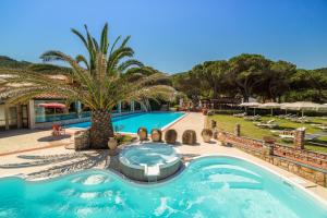 O vedere a piscinei de la sau din apropiere de Hotel Biodola