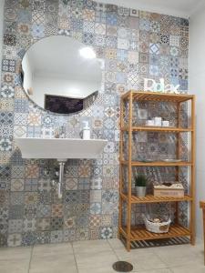 y baño con lavabo y espejo. en Villa Maria Teresa, en Benajarafe