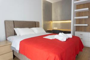 een slaapkamer met een bed met twee handdoeken erop bij New modern style home next to the train station in Thessaloniki