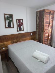 a bedroom with a bed with two towels on it at FLAT Beverly Hills 401B in Vila Velha