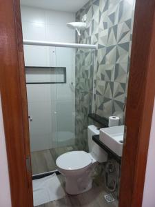 ein Bad mit einem WC, einem Waschbecken und einer Dusche in der Unterkunft FLAT Beverly Hills 401B in Vila Velha