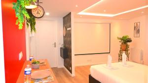 Koupelna v ubytování SAUNA Appartement 10mn Aeroport Roissy CDG