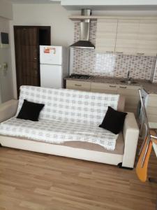 eine weiße Couch in der Mitte einer Küche in der Unterkunft Rainfort turizm sanayi ve ticaret ltd şti in Denizli