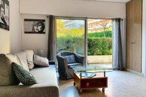 Zdjęcie z galerii obiektu HENRI CAMILLE REAL ESTATE - GOLDEN - one bedroom apt swimming pool w Cannes +18 zdjęć