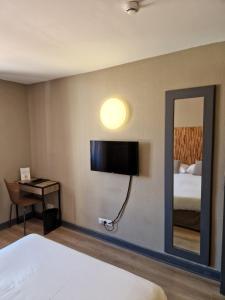 Ліжко або ліжка в номері Hôtel La Villa Tosca