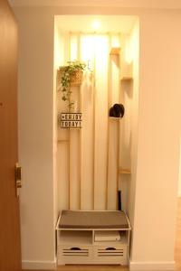 a hallway with a shelf with a plant in it at Cosy 1 bedroom Appt Proche de tout Metro à pied in Boulogne-Billancourt