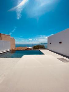 een uitzicht op een zwembad vanuit een huis bij Akrogiali Apartments in Barbati