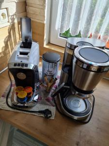 a coffee maker sitting on top of a counter at Ferienhaus Grüner Bungalow Kontaktloser CheckIn in Stendell