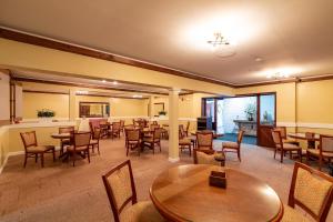 a restaurant with tables and chairs in a room at Carolina Pine Inn near Southern Pines-Pinehurst in Pinebluff