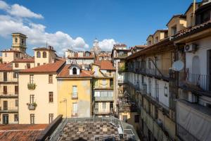 トリノにあるMoleloca - San Tommaso Apartmentの建物の屋根から市街の景色を望めます。