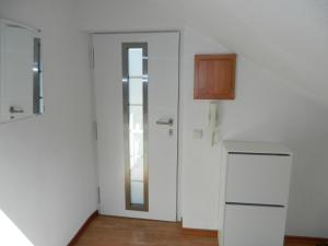 um quarto vazio com uma porta e um espelho em Dachgeschoss Feriewohnung für Zwei em Colônia