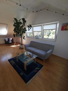 uma sala de estar com um sofá e uma mesa em Dachgeschoss Feriewohnung für Zwei em Colônia