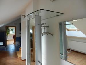 uma casa de banho com espelho num quarto em Dachgeschoss Feriewohnung für Zwei em Colônia