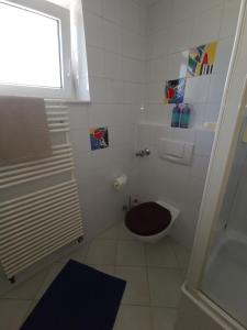 Un baño de Dachgeschoss Feriewohnung für Zwei