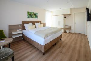 Postel nebo postele na pokoji v ubytování Gästehaus zum Weintraum