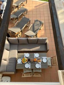 een overzicht van een tafel met borden bij Amazing View With Pool in Albufeira