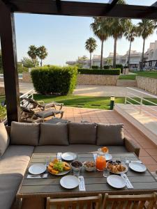 een tafel met borden eten op een patio bij Amazing View With Pool in Albufeira