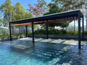um pavilhão no meio de uma piscina de água em Brand New Condo in Kuala Lumpur em Kuala Lumpur