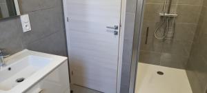 Kúpeľňa v ubytovaní Appartement T3 proche du Port