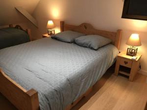 1 dormitorio con 1 cama grande y 2 mesitas de noche en Gîte La Grange en Méaudre