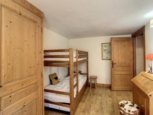 Uma ou mais camas em beliche num quarto em Appartement Combloux, 3 pièces, 5 personnes - FR-1-560-27
