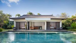 une villa avec une piscine en face d'une maison dans l'établissement Villa Markisa Echo Beach, à Canggu