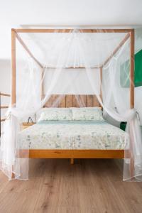 a bed with a canopy in a room at BEL APPARTEMENT A ETRENER PROCHE DE LA PLAGE in Valencia