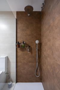a bathroom with a shower with wooden walls at BEL APPARTEMENT A ETRENER PROCHE DE LA PLAGE in Valencia