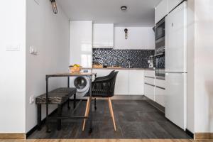 a kitchen with a table and a washing machine at BEL APPARTEMENT A ETRENER PROCHE DE LA PLAGE in Valencia