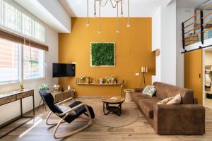 un soggiorno con divano marrone e sedie di BEL APPARTEMENT A ETRENER PROCHE DE LA PLAGE a Valencia