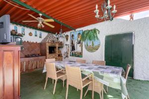una sala da pranzo con tavolo e sedie di 107 LA ZARZA RURAL EXPERIENCE By Sunkeyrents a Santa Cruz de Tenerife