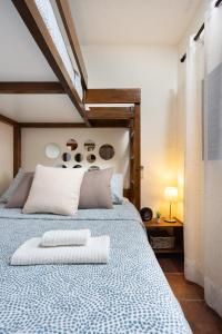 una camera con un letto e un piumone blu e bianco di 107 LA ZARZA RURAL EXPERIENCE By Sunkeyrents a Santa Cruz de Tenerife