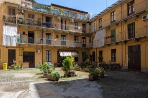 トリノにあるMoleloca - Casa Artisti 13の植物のあるアパートメントの中庭