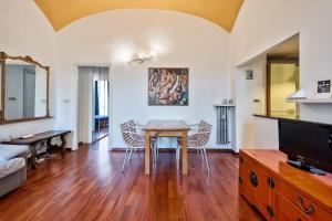 トリノにあるMoleloca - Casa Artisti 13のリビングルーム(テーブル、テレビ付)