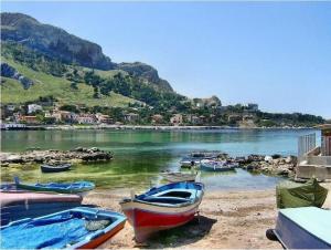 un groupe de bateaux sur la rive d'une masse d'eau dans l'établissement Casa Lella Holiday Boutique, à Palerme