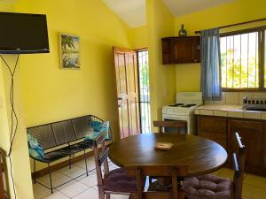 - une cuisine avec une table et une table à manger dans l'établissement Soleil Studio Ocotal, à Sardinal