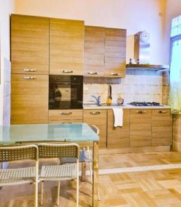 Kuchyňa alebo kuchynka v ubytovaní Villa Zara