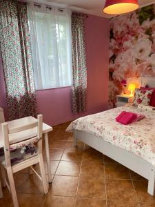 A bed or beds in a room at Villa Kokosowa