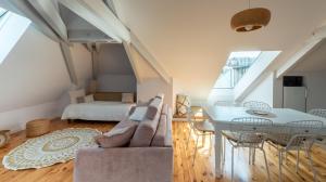 - un salon avec un canapé et une table dans l'établissement Le Grenier Cosy, T2 classé meublé de tourisme, à Rodez