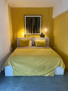 Posteľ alebo postele v izbe v ubytovaní Central Athens Super View Loft