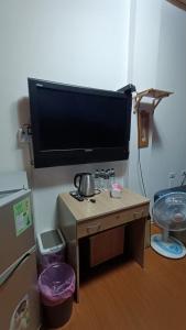 TV a/nebo společenská místnost v ubytování Donggang Town B&B