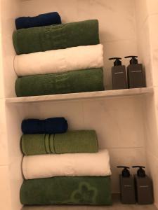 een handdoekenrek met handdoeken en handdoeken in de badkamer bij The Aristo-2-803 in Phuket