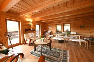 salon z drewnianymi ścianami i drewnianą podłogą w obiekcie Poziomkowy Dom- Wisła, Dom z bali, Sauna, Taras w Wiśle