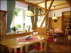 מסעדה או מקום אחר לאכול בו ב-Gasthaus & Pension Zum Hirsch