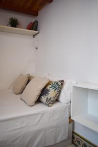 un letto con due cuscini sopra di Adorable apartamento en Almagro a Madrid