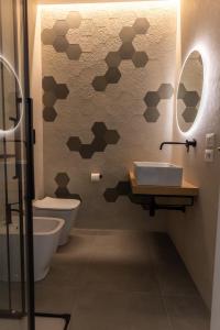 een badkamer met toilet en wastafel bij Teo House Beach in Taormina +18 foto's