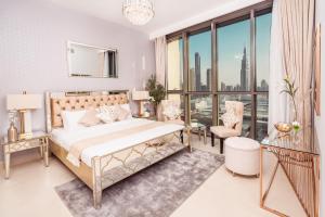 Postel nebo postele na pokoji v ubytování Elite Royal Apartment - Panoramic Full Burj Khalifa, Fountain & Skyline View - ACed direct connection to Dubai Mall - Governor