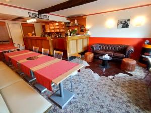 Auberge de Bouvignes في دينانت: غرفة طعام مع طاولة وأريكة