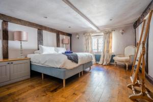 Un pat sau paturi într-o cameră la 4 Bed Cottage - Sleeps 8 - Pets - Garden - Parking