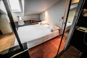 a small room with a bed and a desk at Wonder Duplex 7 in Toulouse